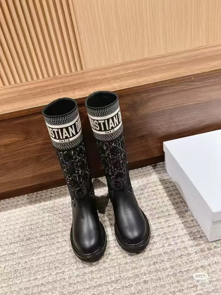 👟👟Ex-factory price 600👟👟, Dior embroidered graffiti boots, regardless of season or outfit, can be easily worn in various occasions. Putting on this pair of Dior embroidered boots is like stepping into a fashion universe full of art. This pair of boots was born in the 2013 autumn and winter series. It breaks the rules and does not follow the trend of pursuing gorgeousness. Instead, it tells the brand's dedication to quality with a low-key and deep luster. The square toe design abandons the sharp edge and adds a bit of mature and stable temperament. Whether it is paired with an elegant long skirt or a smart trousers, it can be easily controlled without any sense of violation.   The most eye-catching thing is the exquisite embroidery on the boots. Every stitch and thread is the hard work of craftsmen, and it is the perfect fusion of traditional craftsmanship and modern design. These embroideries are not simple decorations, but lively stories that slowly unfold on the uppers of the boots, giving these boots a unique soul. Wearing it, you are not only showing your fashion sense, but also demonstrating your ultimate pursuit of quality of life. Every step you take shows Dior's unique elegance and confidence.  Material: First-layer cowhide + sheepskin lining + rubber non-slip outsole Number of yards: 35-40 yards Color: black apricot